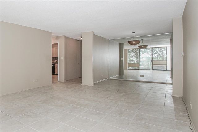 2000 Saint Regis Drive 6J, Lombard, IL 60148