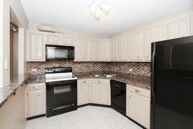 2000 Saint Regis Drive 6J, Lombard, IL 60148
