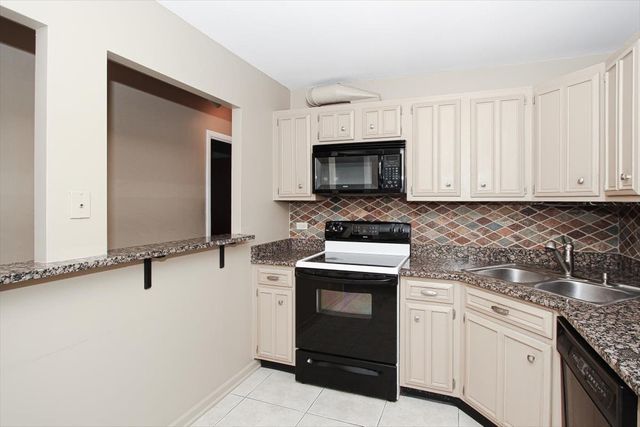 2000 Saint Regis Drive 6J, Lombard, IL 60148
