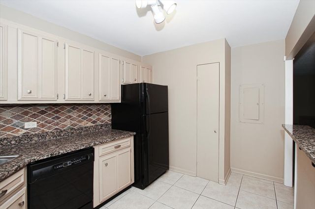 2000 Saint Regis Drive 6J, Lombard, IL 60148