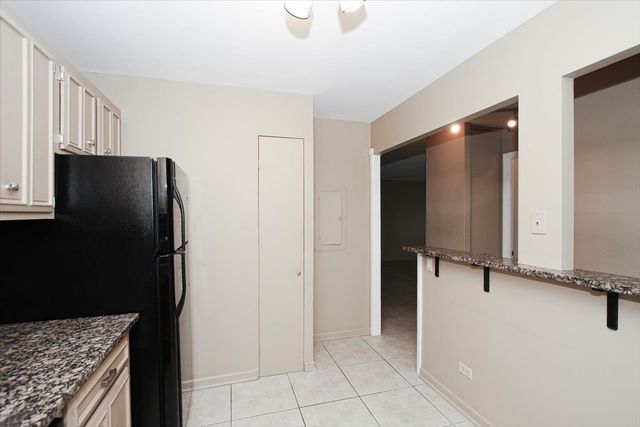 2000 Saint Regis Drive 6J, Lombard, IL 60148