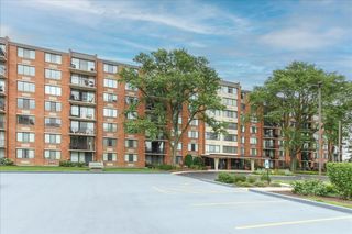 2000 Saint Regis Drive 6J, Lombard, IL 60148