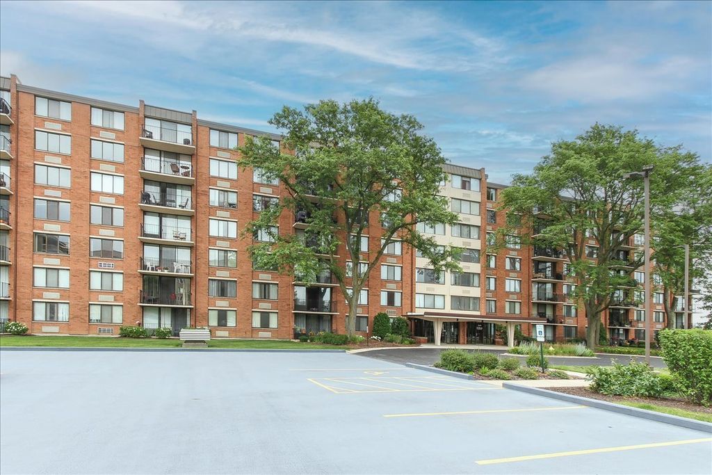 2000 Saint Regis Drive 6J, Lombard, IL 60148