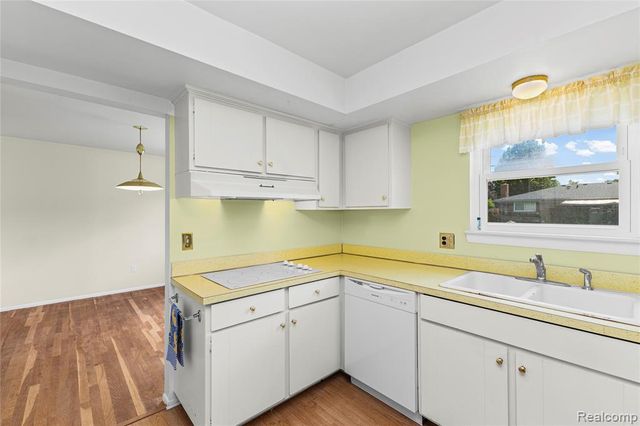 11836 Canterbury Drive, Warren, MI 48093