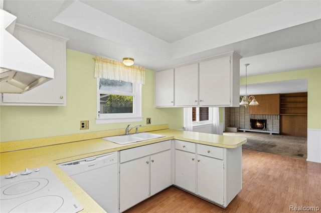 11836 Canterbury Drive, Warren, MI 48093
