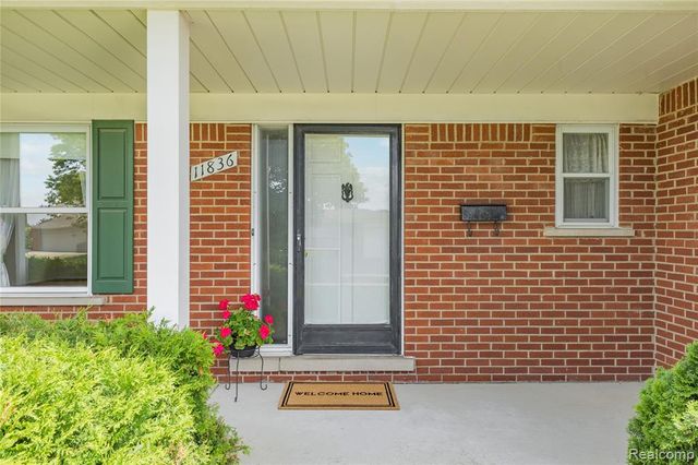 11836 Canterbury Drive, Warren, MI 48093