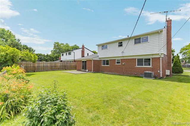 11836 Canterbury Drive, Warren, MI 48093