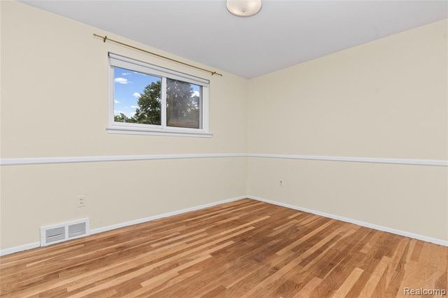 11836 Canterbury Drive, Warren, MI 48093