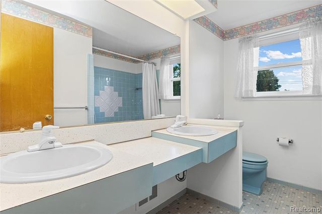 11836 Canterbury Drive, Warren, MI 48093