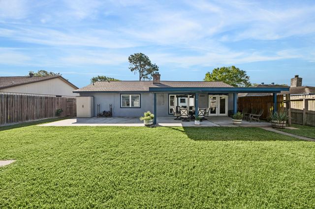 5006 Centennial Lane, Friendswood, TX 77546