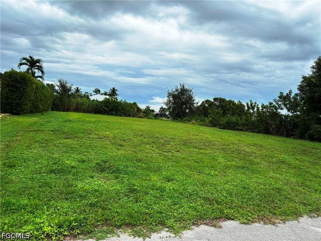 527 SE 15th ST, Cape Coral, FL 33990