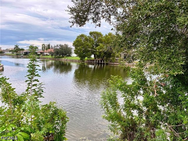 527 SE 15th ST, Cape Coral, FL 33990