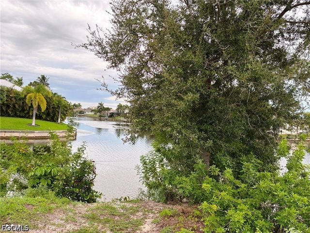 527 SE 15th ST, Cape Coral, FL 33990