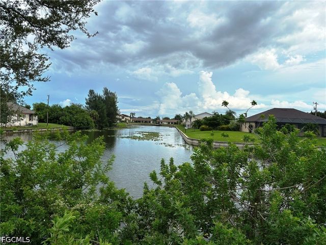 527 SE 15th ST, Cape Coral, FL 33990