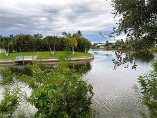 527 SE 15th ST, Cape Coral, FL 33990
