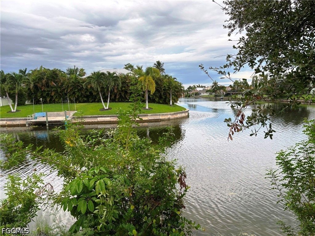 527 SE 15th ST, Cape Coral, FL 33990