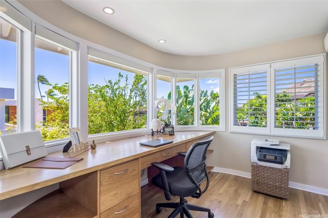 223 Kaalawai Place, Honolulu, HI 96816