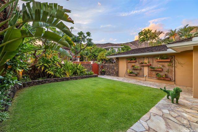 223 Kaalawai Place, Honolulu, HI 96816
