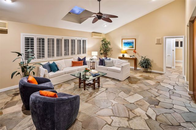 223 Kaalawai Place, Honolulu, HI 96816