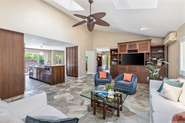 223 Kaalawai Place, Honolulu, HI 96816