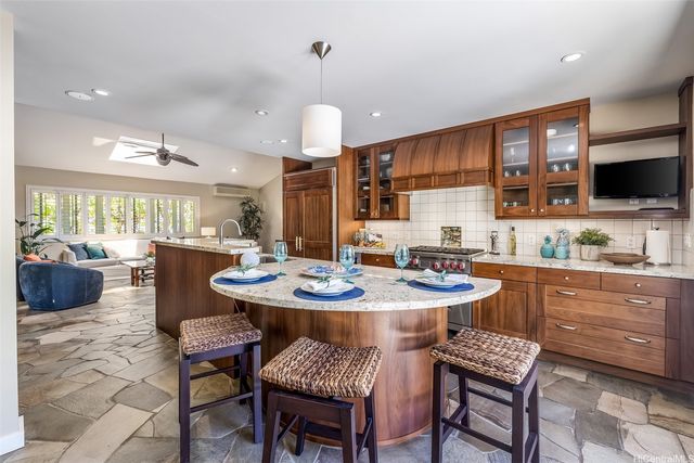 223 Kaalawai Place, Honolulu, HI 96816