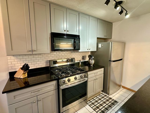 1621 City View Drive, Eagan, MN 55121