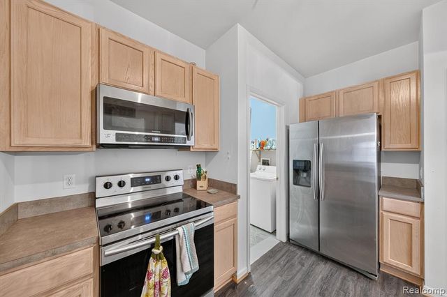 12106 Addington Drive, Walled Lake, MI 48390