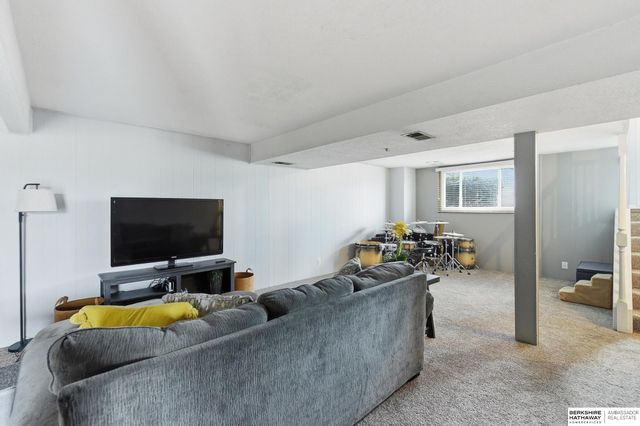 14604 Walnut Grove Drive, Omaha, NE 68137