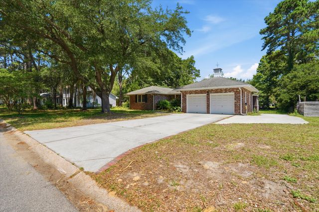 686 Pelzer Drive, Mount Pleasant, SC 29464