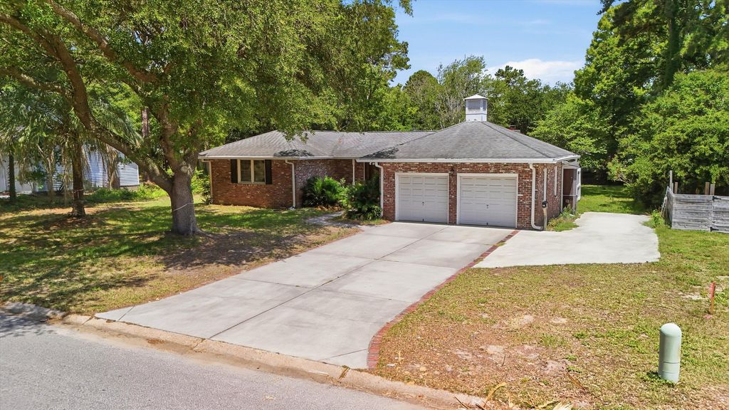 686 Pelzer Drive, Mount Pleasant, SC 29464