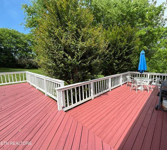 2726 Kentwood Drive, Kodak, TN 37764