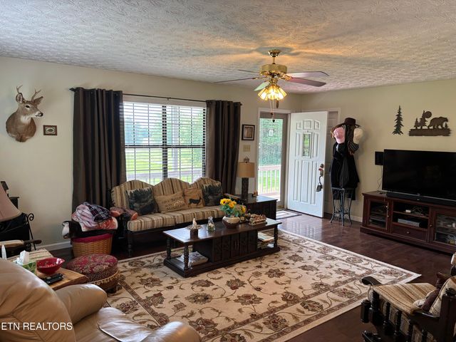 2726 Kentwood Drive, Kodak, TN 37764