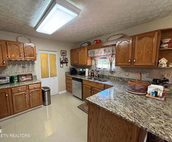 2726 Kentwood Drive, Kodak, TN 37764