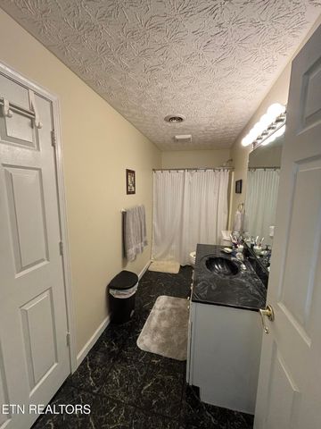 2726 Kentwood Drive, Kodak, TN 37764