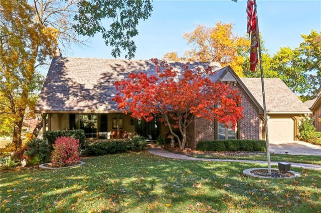 8196 N Kirkwood Avenue, Kansas City, MO 64151