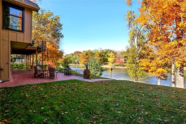 8196 N Kirkwood Avenue, Kansas City, MO 64151