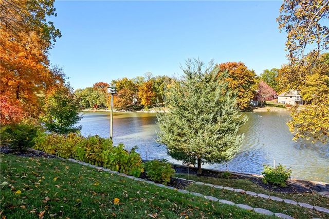 8196 N Kirkwood Avenue, Kansas City, MO 64151