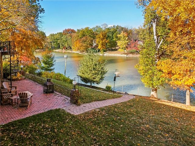 8196 N Kirkwood Avenue, Kansas City, MO 64151