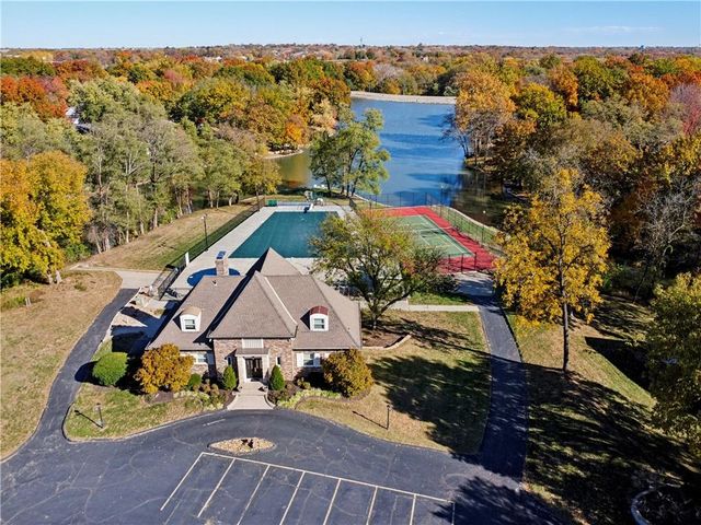 8196 N Kirkwood Avenue, Kansas City, MO 64151