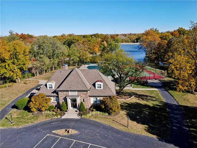 8196 N Kirkwood Avenue, Kansas City, MO 64151