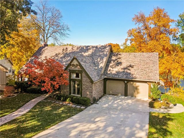 8196 N Kirkwood Avenue, Kansas City, MO 64151