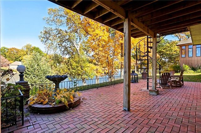 8196 N Kirkwood Avenue, Kansas City, MO 64151