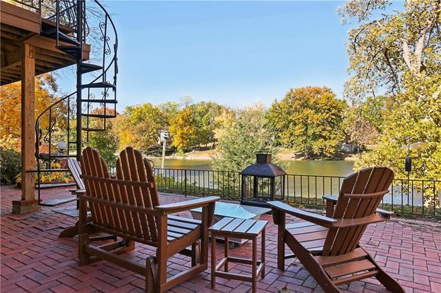 8196 N Kirkwood Avenue, Kansas City, MO 64151