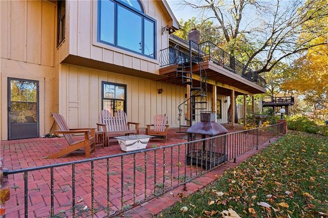 8196 N Kirkwood Avenue, Kansas City, MO 64151