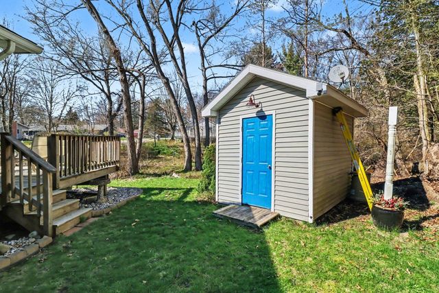 90 S Clymer Street, Pentwater Vlg, MI 49449