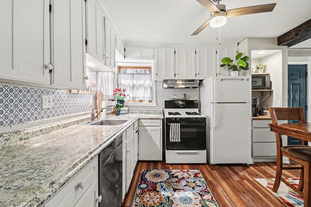90 S Clymer Street, Pentwater Vlg, MI 49449