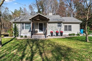 90 S Clymer Street, Pentwater Vlg, MI 49449
