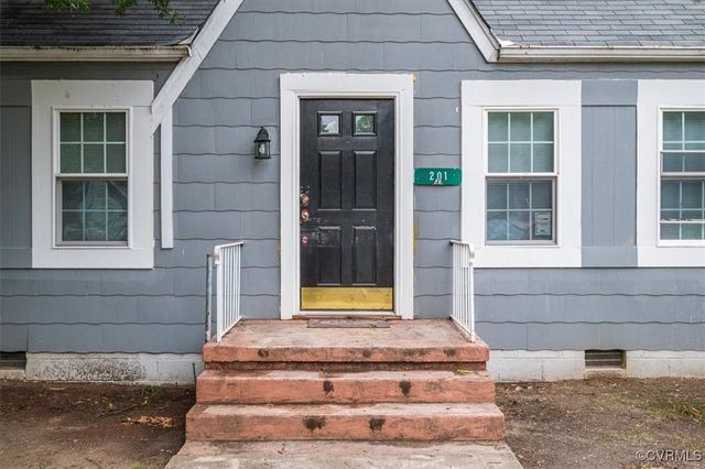 201 W Roanoke St, Ridgeway, VA 23225