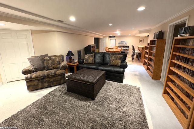 1734 Snowden Circle, Rochester Hills, MI 48306