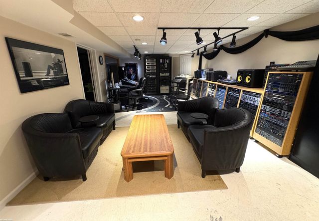 1734 Snowden Circle, Rochester Hills, MI 48306